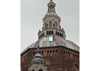 Esposta di notte e subito rimossa