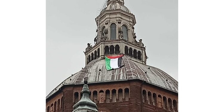 Esposta di notte e subito rimossa