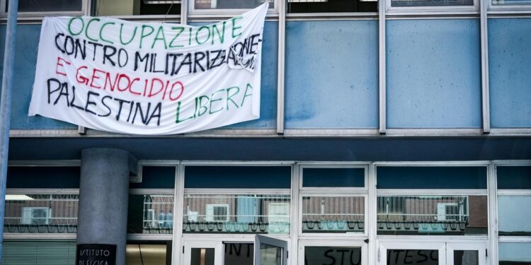 Gli studenti occupanti: "Ma la mobilitazione continua"