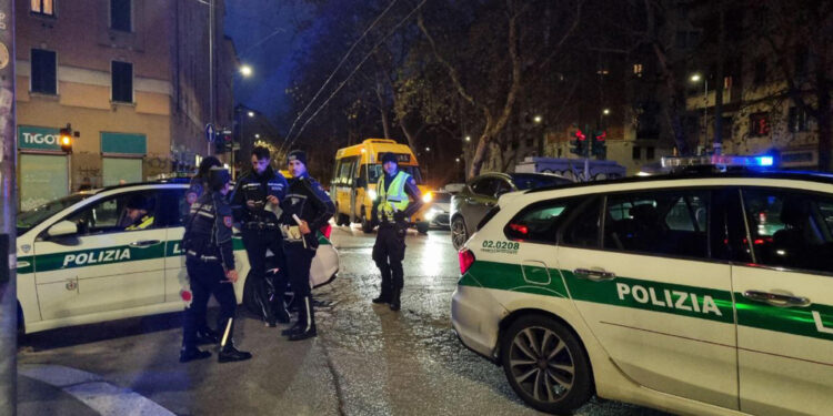 Sarebbe finiti contro uno spartitraffico