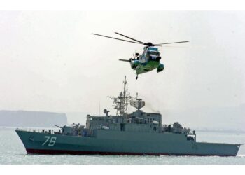 Equipaggio ha abbandonato la nave su cui è scoppiato un incendio