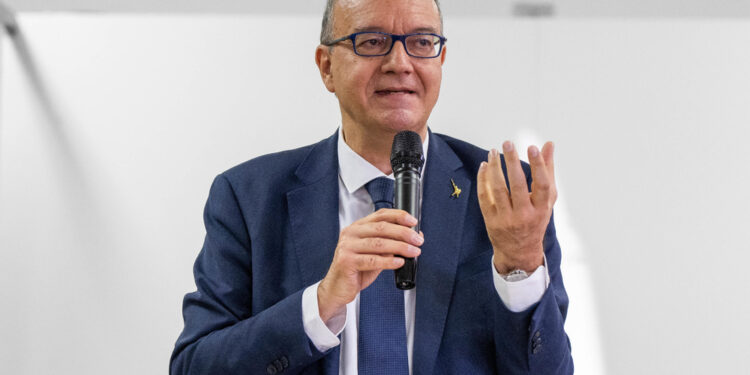 Giovanissimi chiusi a casa sui social; c'è anche gioco d'azzardo