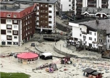 "Invasi dal fango i magazzini dei negozi del centro"