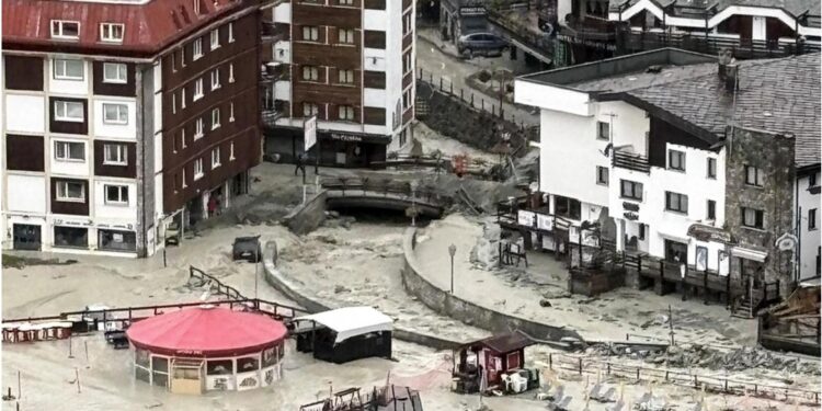 "Invasi dal fango i magazzini dei negozi del centro"