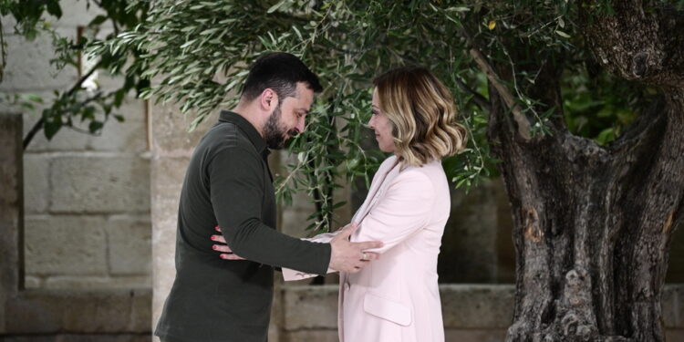 Abbraccio con Meloni