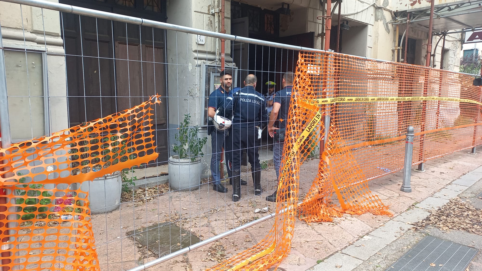 Violenta lite all’interno del Politeama, un uomo ferito alla testa. Non sarebbe grave