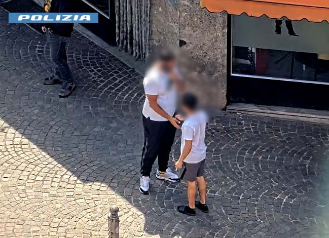 Como, via Anzani. 18enne algerino arrestato dalla polizia per spaccio