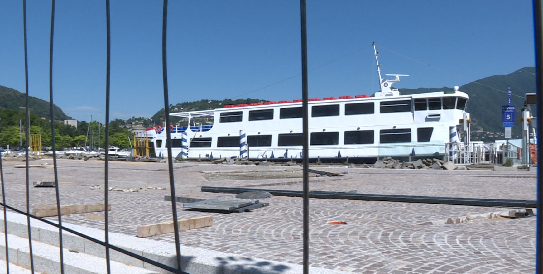 Cantiere delle paratie del lungolago di Como. La prossima settimana la riapertura di piazza Cavour