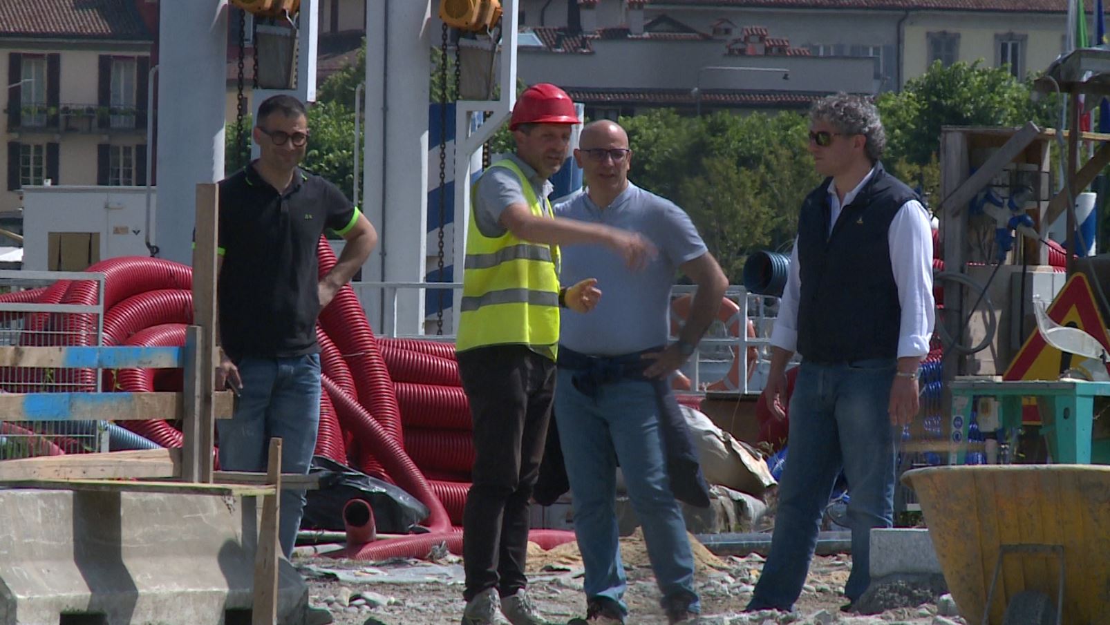 Cantiere delle paratie del lungolago di Como. Al lavoro per la posa del porfido verso i giardini a lago