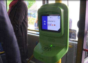 biglietto del bus a bordo con carta di credito