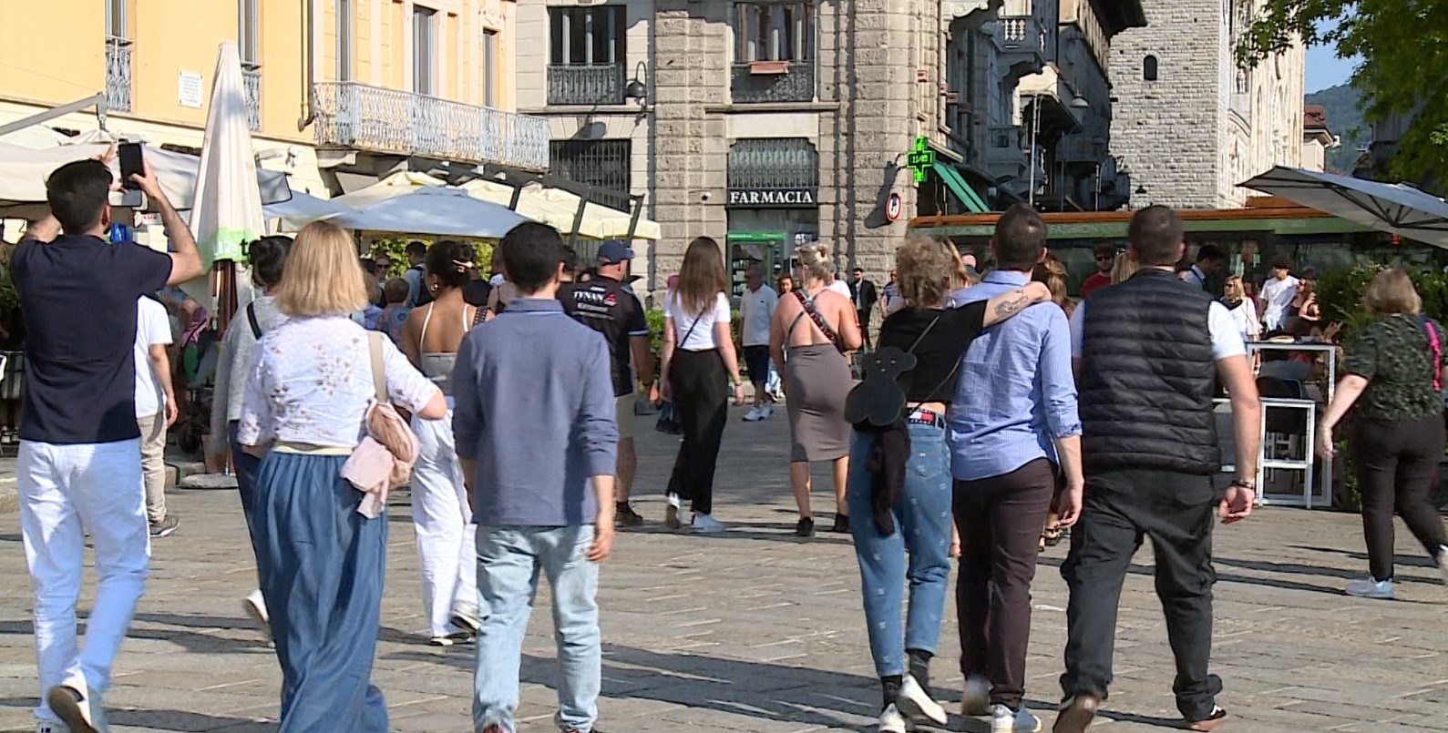 Prezzi turistici in città, l’ironia social. Il Lago di Como si sta trasformando nel lago di Dubai?