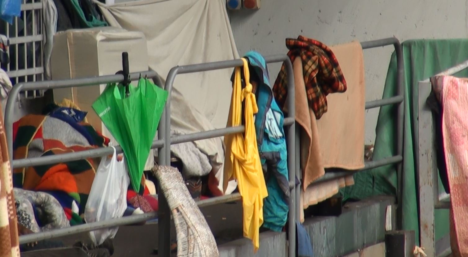 Tra turisti e senzatetto, le due facce di Como. Vietato avvicinarsi all’accampamento di via Regina