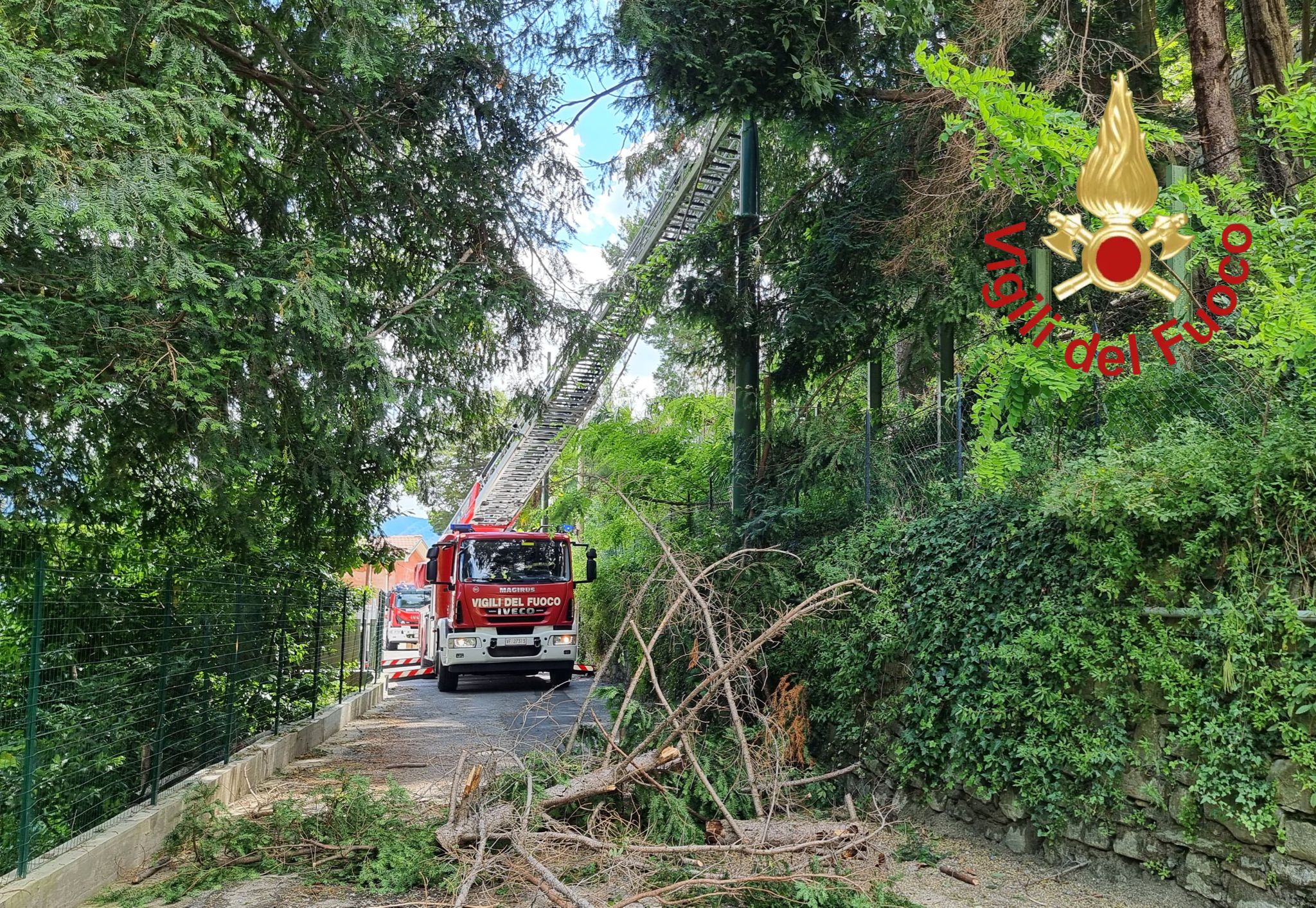 Cernobbio, vigile del fuoco precipita da una scala. Ricoverato in gravi condizioni