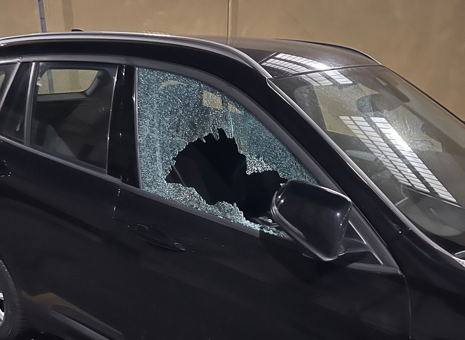 Vandalismi, danneggiamenti, moto incendiata. I residenti di via Petrololo a Como: “Situazione inaccettabile”