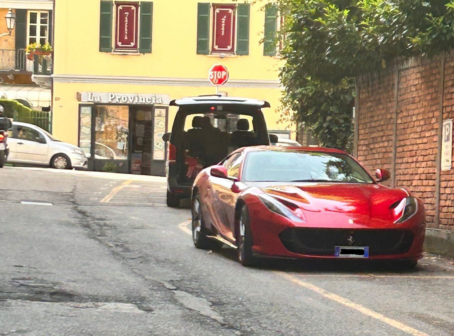 Musica alta e sosta selvaggia a Cernobbio, residenti e commercianti: “Situazione insostenibile”