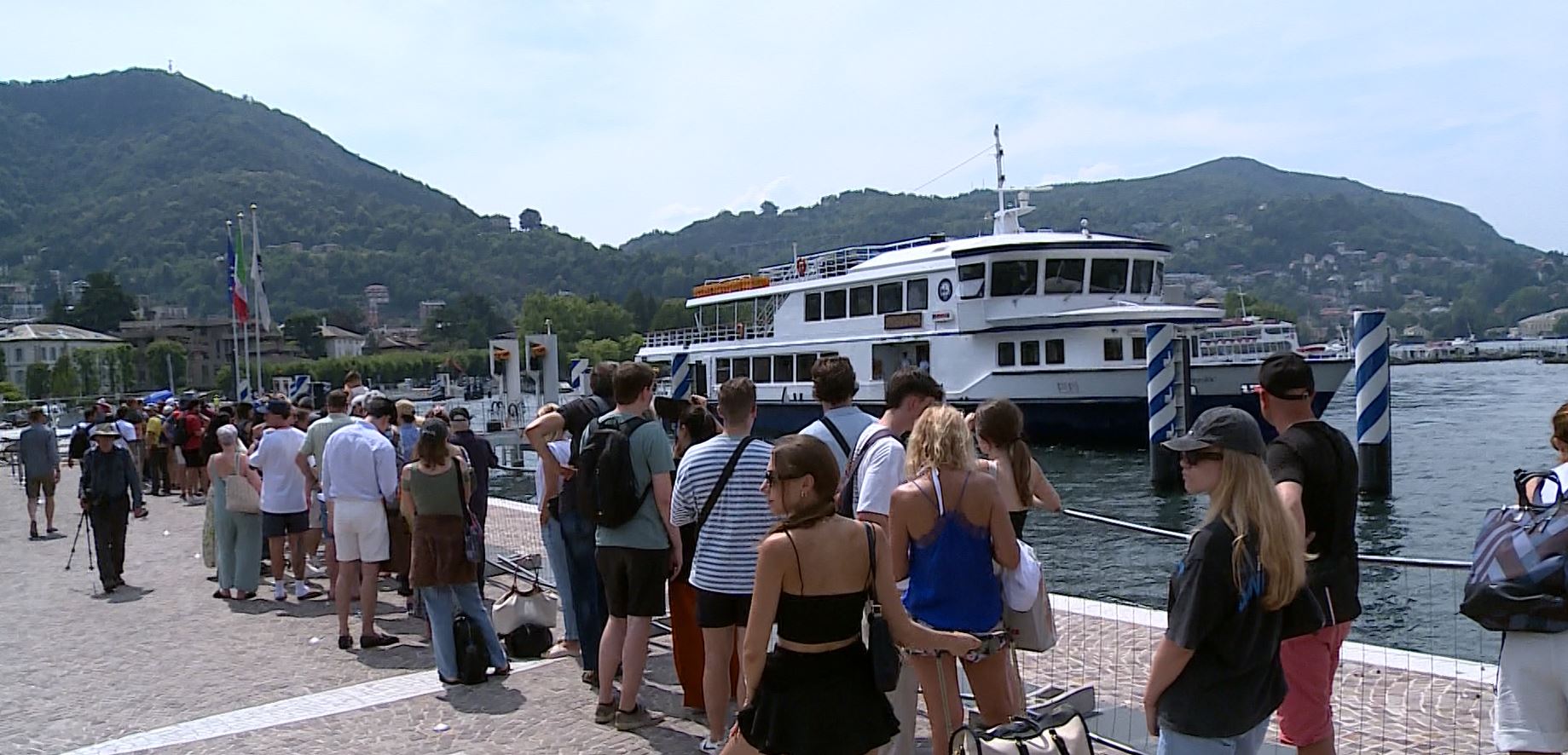 Como, lunghe code alla Navigazione. I turisti: “Attese di ore sotto il sole, dovrebbero esserci più battelli”
