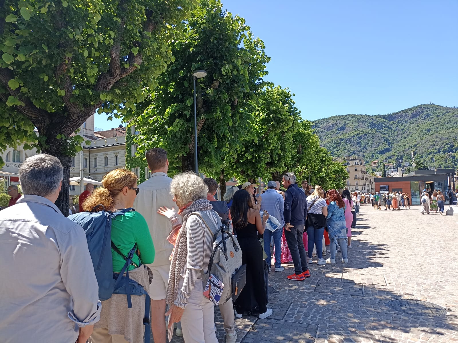 Turismo a Como, lunghe code per i battelli. L’ipotesi del Comune: “Corsie preferenziali per i residenti”