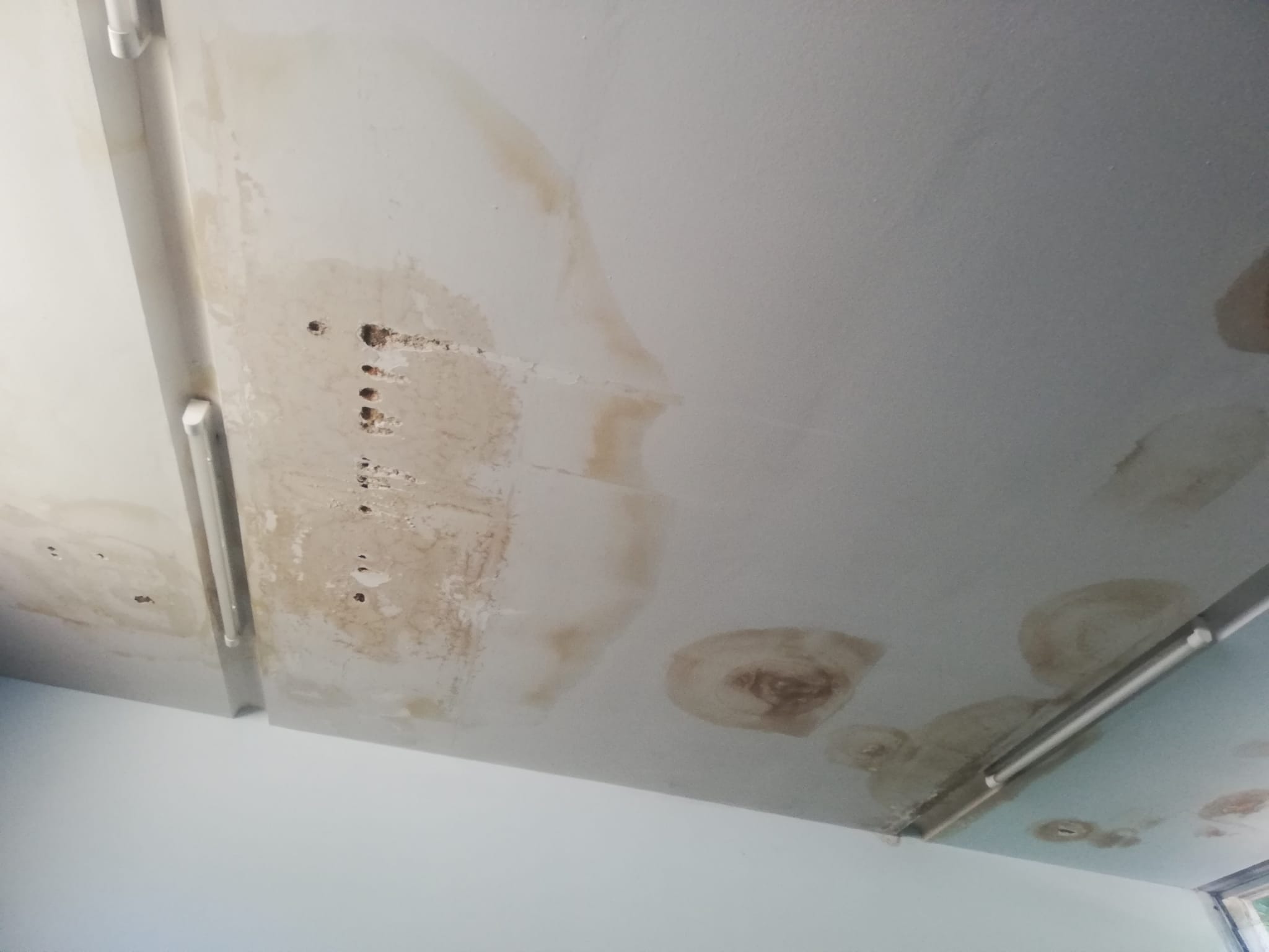 Asilo di via Varesina tra muffa e infiltrazioni. Le nuove immagini e l’incognita dei lavori