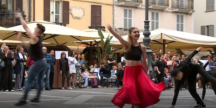 flash mob Avis Como