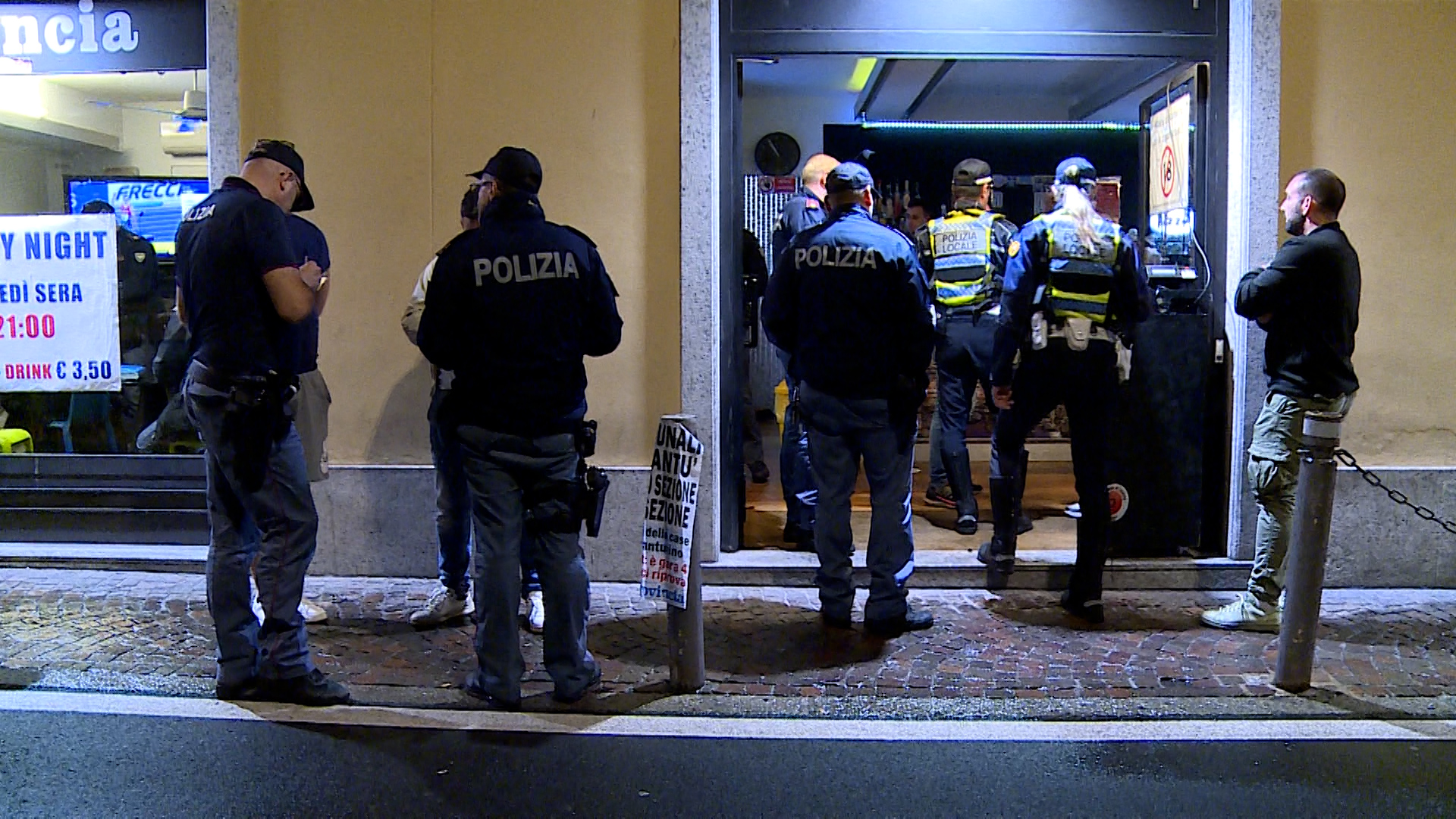 Cantù presidiata dalla polizia, agenti in piazza Garibaldi e nei locali per il mercoledrink