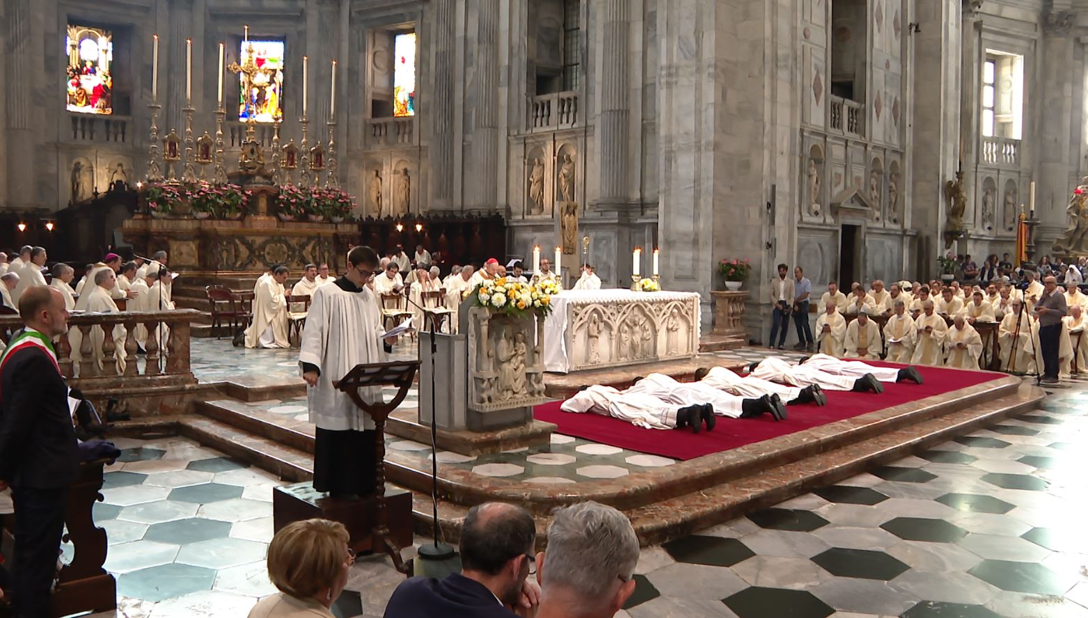 Como, ordinati in Duomo cinque giovani sacerdoti. Il cardinale: “Conquistate attraverso la vostra personale santità”