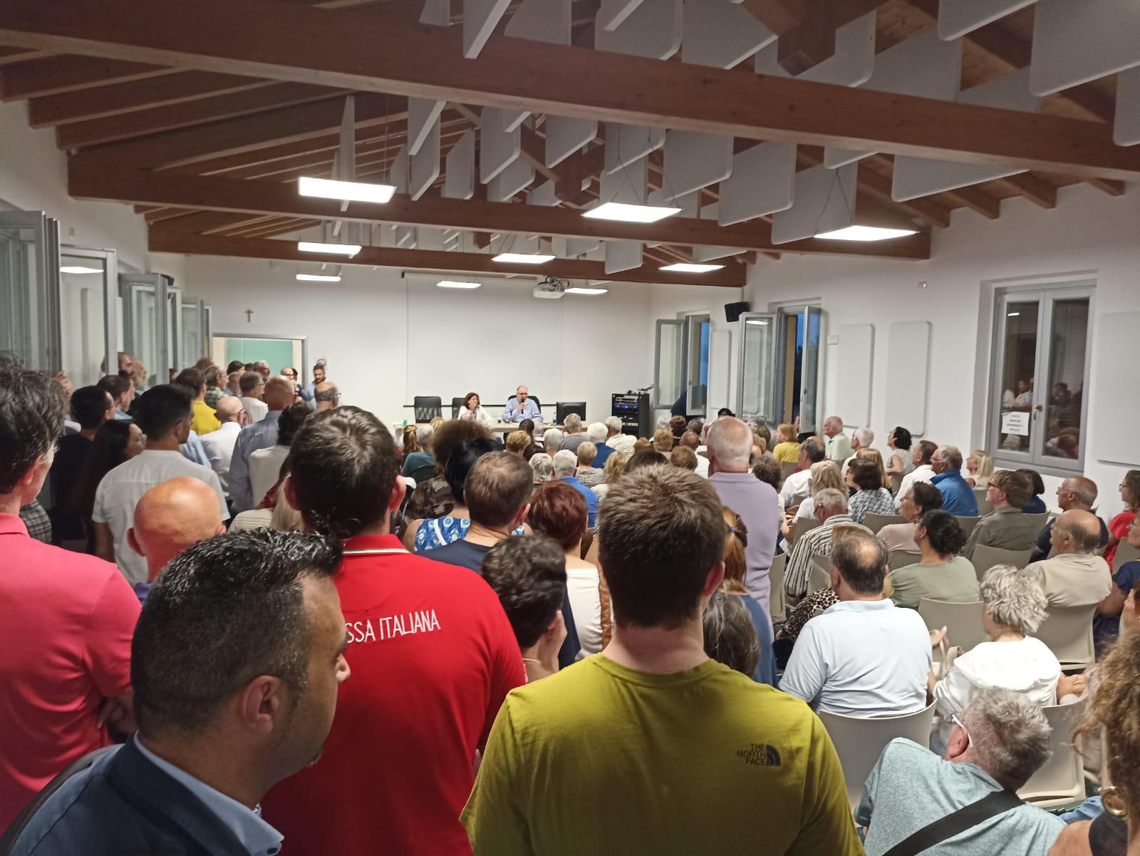 Ospedale di Menaggio, sala gremita e centinaia di cittadini all’incontro pubblico sul futuro del presidio