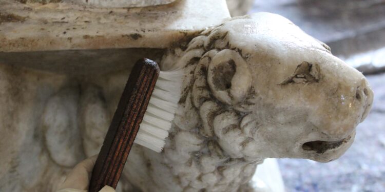 Restauro dell’acquasantiera di Sant’Abbondio a Como