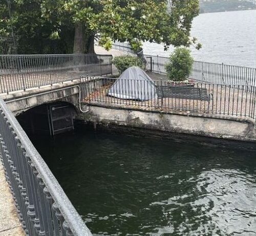 Tenda vista lago sulla passeggiata Lino Gelpi. Rapinese: “Turisti maleducati, uno dei grossi problemi della città”
