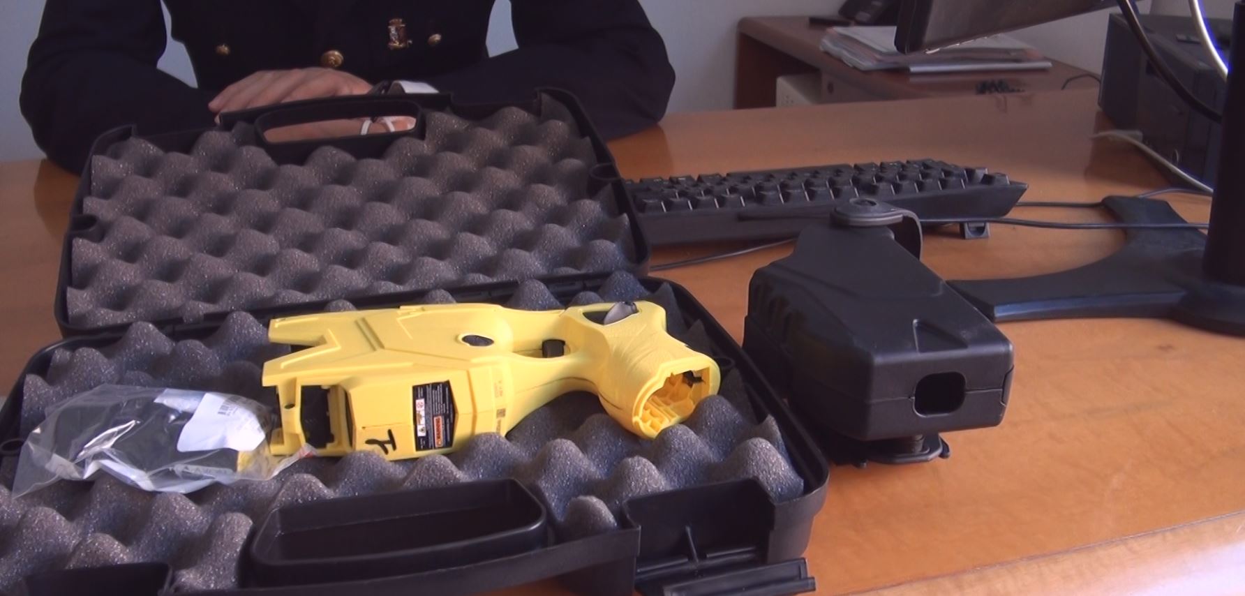 Taser in dotazione alla polizia locale di Como, approvato il regolamento in consiglio comunale. Esulta la Lega