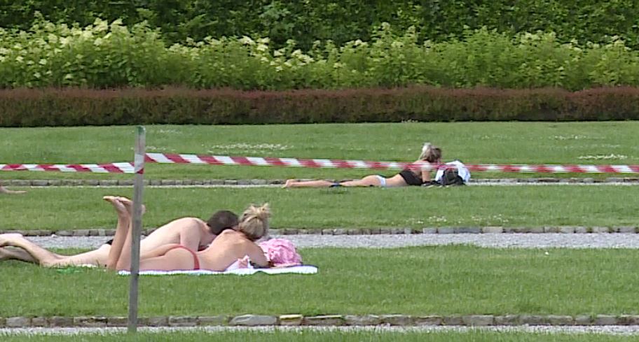 Villa Olmo beach: tintarella, giochi e merenda sul prato nonostante i divieti