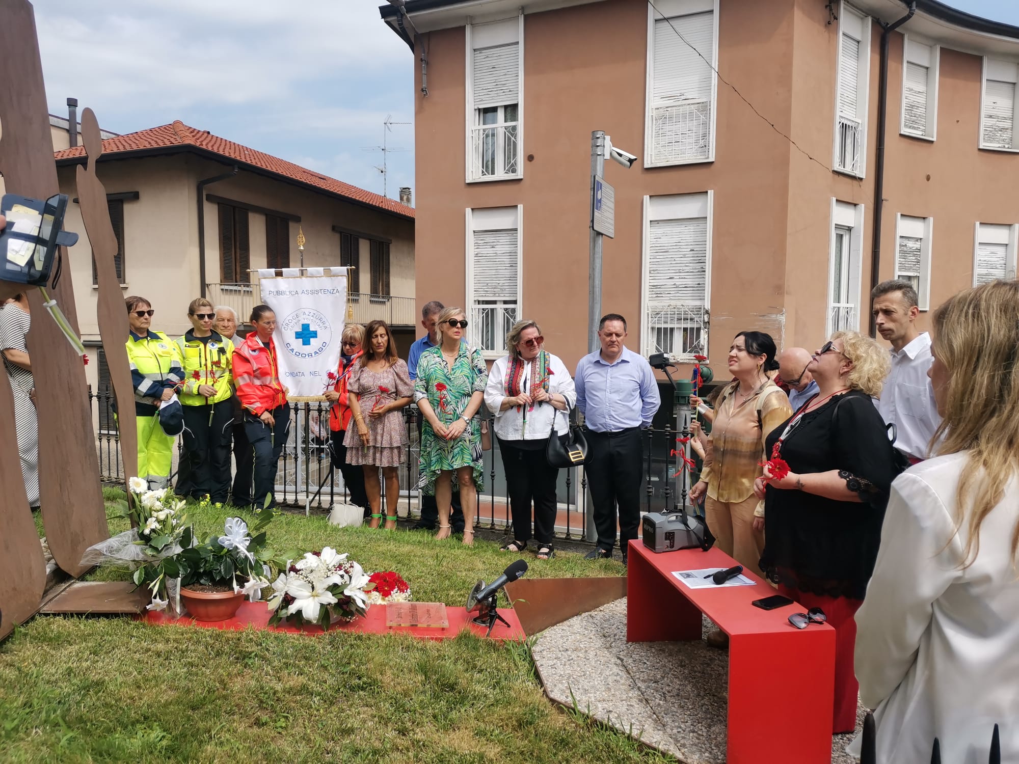 Cadorago, nei giardini del Comune un momento di ricordo in memoria di Valentina Di Mauro