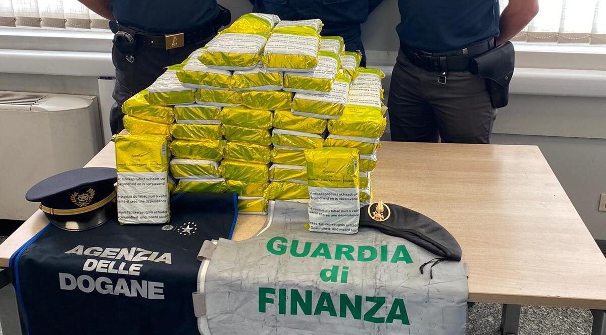 Valico di Brogeda, 80 chili di tabacco nei bagagli. Denunciato dalla guardia di finanza un pakistano