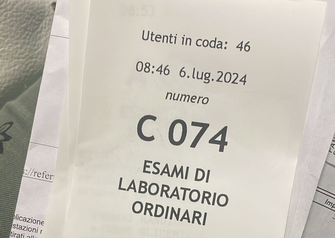 Via Napoleona, fino a due ore di attesa per un esame del sangue. Paziente perde il controllo