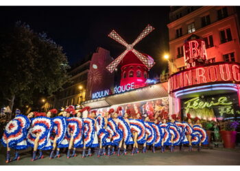 Erano cadute ad aprile. French Cancan con il pubblico all'aperto