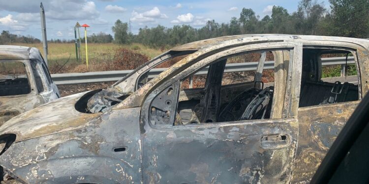 Rapina sulla statale 613 dopo spari a auto in fiamme