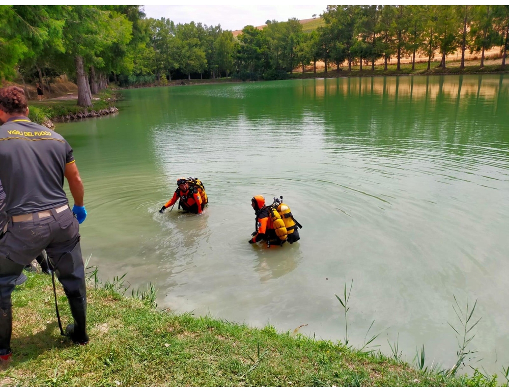 Auto nel lago a Montefano, gesto volontario di due anziani