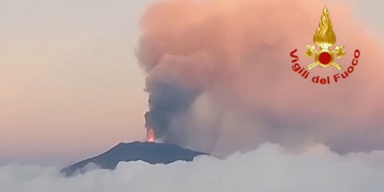 Versante Sud-Est del vulcano coperto di cenere lavica