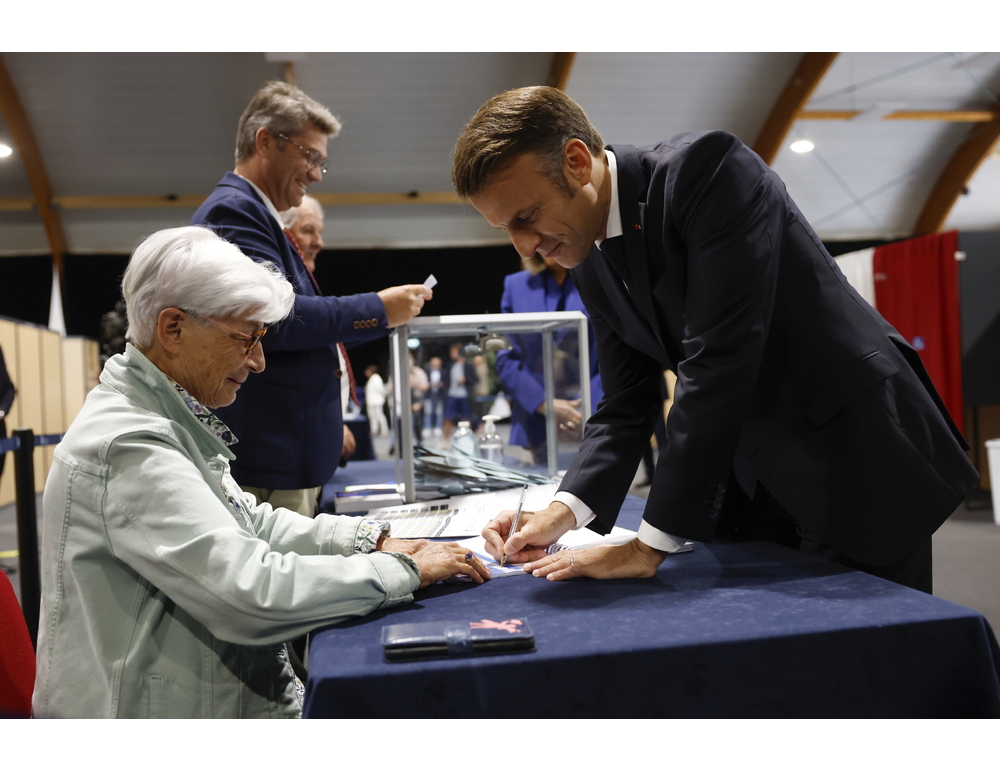 Eliseo, Macron non parlerà questa sera