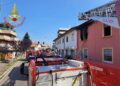 La donna è in gravi condizioni a Milano
