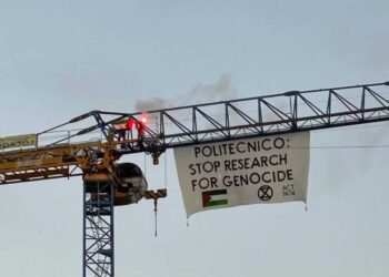 Azione all'alba a Torino degli ambientalisti