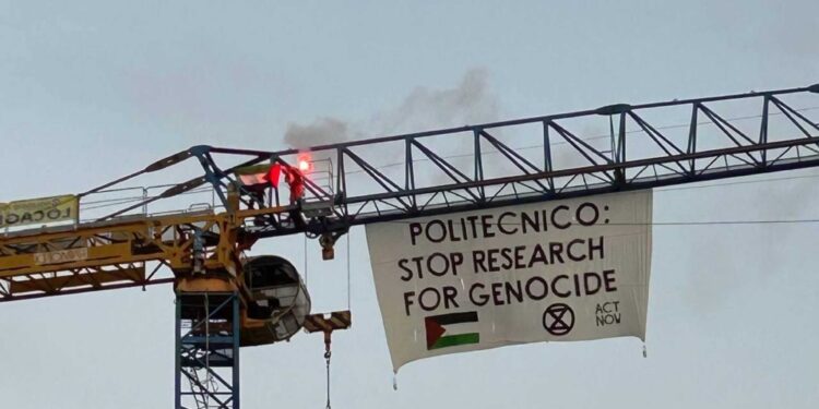 Azione all'alba a Torino degli ambientalisti