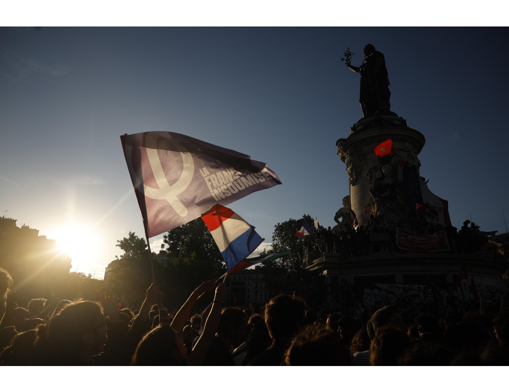 Folla in festa a Place de la Republique a Parigi