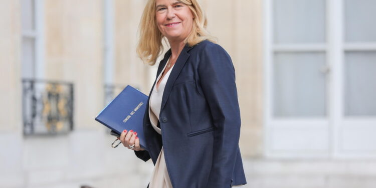Si ritira anche la ministra Faure su pressioni dell'Eliseo