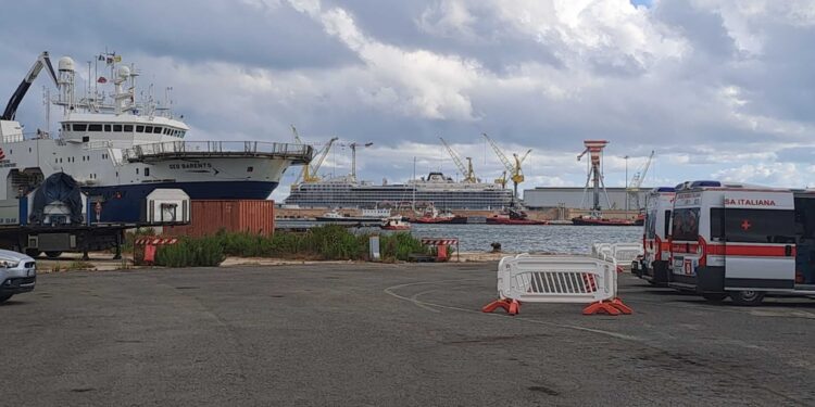 Nave umanitaria approdata alle 8.30