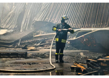 Visibile enorme nube nera. Sul posto Vigili del fuoco e Cc