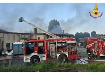 I vigili del fuoco ancora al lavoro dalla notte scorsa