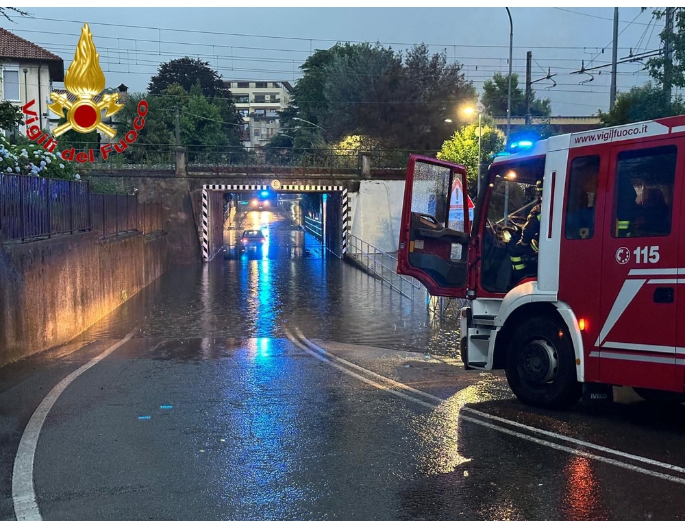 Maltempo nel Varesotto, danni e auto bloccate nei sottopassi