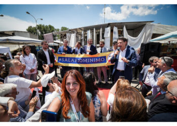 'Az e +E con noi ma non per raccolta firme