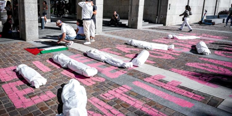 Sit-in durante la seduta straordinaria del Senato accademico