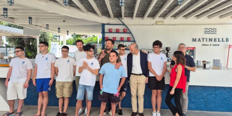 Sono in 6 e sulle magliette hanno la scritta 'Siamo tutti unici'
